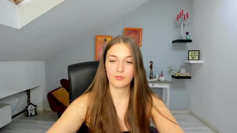 annewilsonn online show from November 26, 2025, 12:17 pm