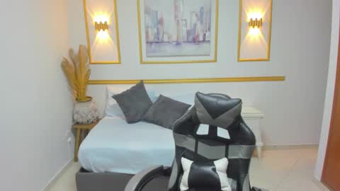 A N N I E  online show from September 11, 2025, 12:05 pm