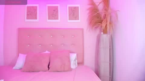 annie_dolce_ online show from October 16, 2025, 9:49 pm