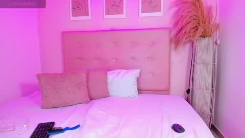annie_dolce_ online show from April 29, 2026, 10:05 pm