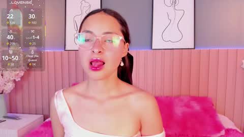 Snapshot of annie_lought chatting on September 18, 2025, 12:07 pm   online show from September 18, 2025, 12:07 pm