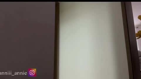 Snapshot of annie_snow_ chatting on April 21, 2026, 10:23 pm JEANNE no olvides seguirme dont forget follow me uu online show from April 21, 2026, 10:23 pm