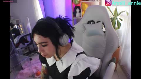 Snapshot of annie_snow_ chatting on April 22, 2026, 10:33 pm JEANNE no olvides seguirme dont forget follow me uu online show from April 22, 2026, 10:33 pm
