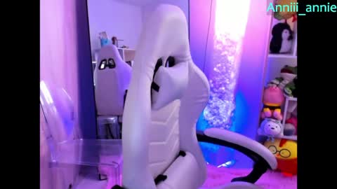Snapshot of annie_snow_ chatting on May 12, 2026, 10:07 pm JEANNE no olvides seguirme dont forget follow me uu online show from May 12, 2026, 10:07 pm