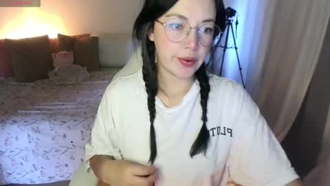 LAURA - A n n i e  S w a n online show from October 5, 2025, 12:47 pm