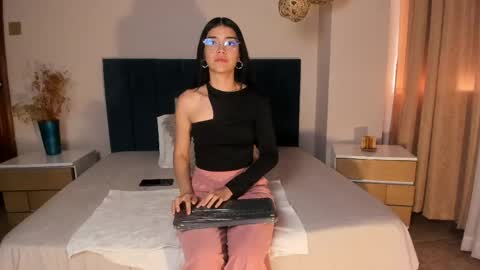 Annie Bluee online show from May 18, 2026, 12:33 pm