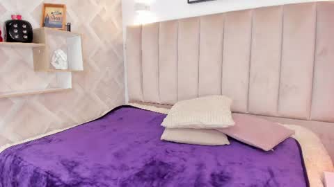Annie Queen online show from June 12, 2026, 2:43 am