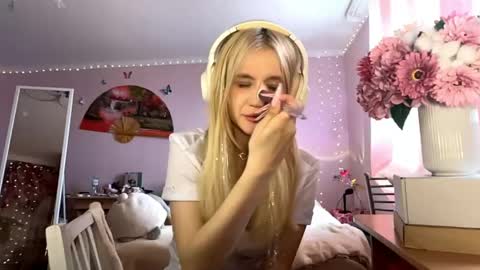 Snapshot of annrosy chatting on May 1, 2026, 7:35 am Hello my name is Kate online show from May 1, 2026, 7:35 am