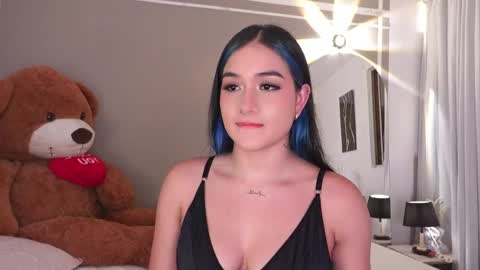 Snapshot of annyhizzle chatting on November 5, 2025, 2:33 am online show from November 5, 2025, 2:33 am