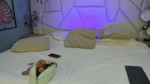 anthonelaDuque online show from March 23, 2026, 11:47 am