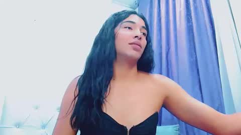 antonela_xx3 online show from May 7, 2026, 8:25 pm