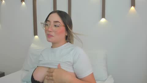 A N T O N E L L A  online show from February 5, 2025, 3:09 pm