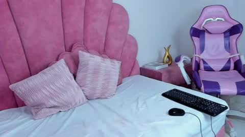 antonella_foxxxx online show from June 25, 2026, 6:01 pm