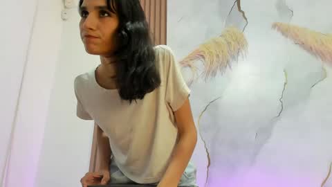 antonellarossi_os online show from April 15, 2026, 11:05 pm