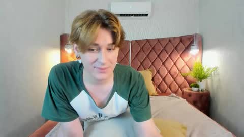 Snapshot of antonylewis chatting on November 12, 2025, 12:49 pm YummyTony online show from November 12, 2025, 12:49 pm