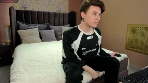 Snapshot of antonylewis chatting on April 16, 2026, 9:43 am YummyTony online show from April 16, 2026, 9:43 am