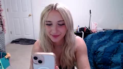 Snapshot of anyataylorrx chatting on June 10, 2026, 2:23 am Anya online show from June 10, 2026, 2:23 am