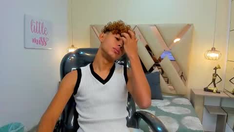 anyelotwink online show from December 19, 2025, 2:24 pm