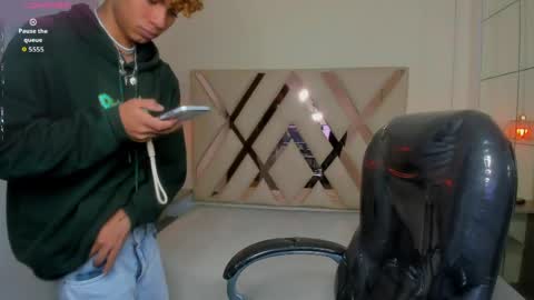 anyelotwink online show from April 24, 2026, 3:42 am