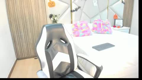 Aome online show from November 1, 2025, 9:06 pm