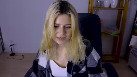 ApheliaStar online show from November 18, 2025, 4:33 pm