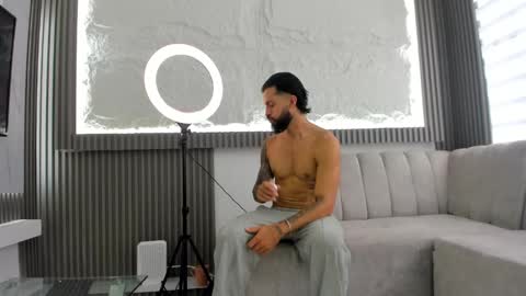 Snapshot of apolo_bianco_ chatting on February 22, 2025, 5:02 pm APOLO online show from February 22, 2025, 5:02 pm