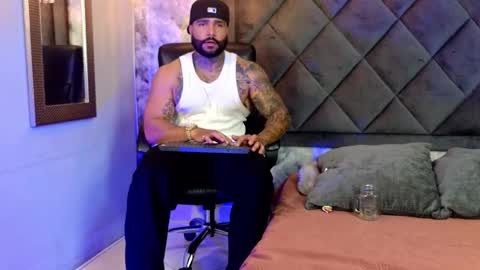 Snapshot of apolo_rousse chatting on September 17, 2025, 9:49 pm Apolo online show from September 17, 2025, 9:49 pm