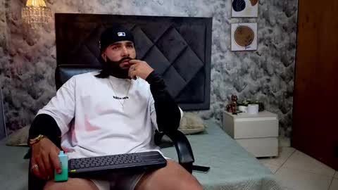 Snapshot of apolo_rousse chatting on October 3, 2025, 9:45 pm Apolo online show from October 3, 2025, 9:45 pm