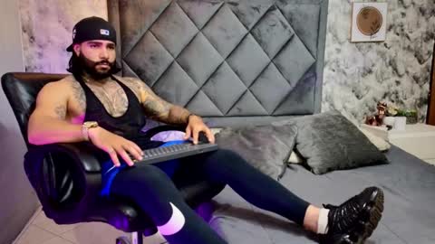 Snapshot of apolo_rousse chatting on October 6, 2025, 10:18 pm Apolo online show from October 6, 2025, 10:18 pm