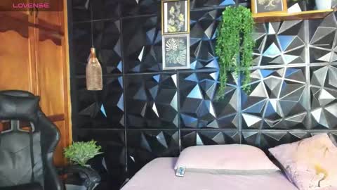 apprilfoxx online show from February 4, 2026, 11:49 am