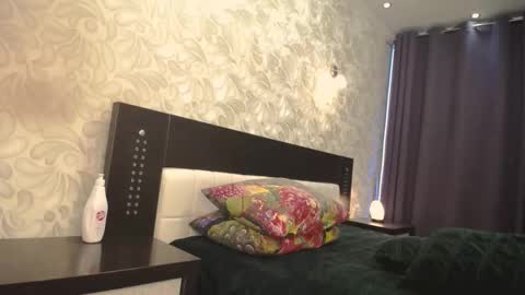 April Bronte online show from November 25, 2025, 8:20 pm