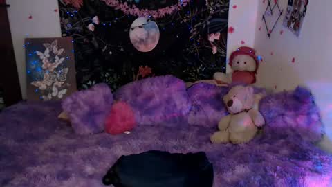 april_l6 online show from December 10, 2024, 6:28 pm