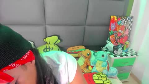 aprill_fox online show from November 19, 2025, 2:39 pm