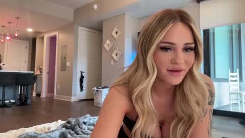 Snapshot of ari_02 chatting on June 10, 2026, 12:44 am Ari online show from June 10, 2026, 12:44 am