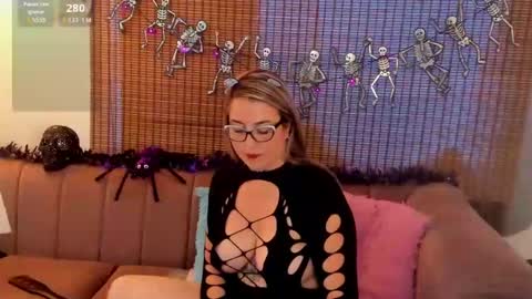 Snapshot of ariana_cross_ chatting on October 22, 2025, 3:34 pm Ariana Cruz online show from October 22, 2025, 3:34 pm