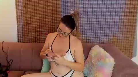 Ariana Cruz online show from June 24, 2026, 3:33 pm