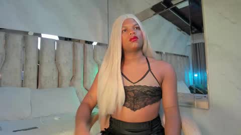 ariana_grande233 online show from March 3, 2026, 11:38 am