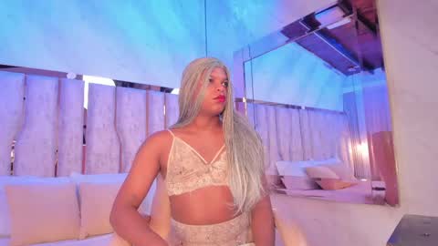 ariana_grande233 online show from April 27, 2026, 11:41 am