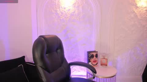 Ariana Dumont online show from November 12, 2025, 11:10 am