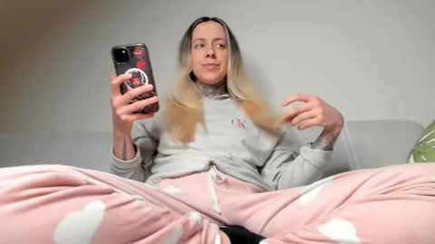 Snapshot of arianaonfire chatting on February 8, 2026, 12:25 am Ariana Steven online show from February 8, 2026, 12:25 am