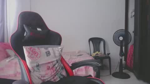 ariannaloovel online show from May 5, 2026, 6:16 pm