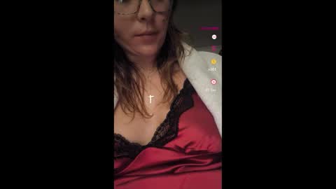 Snapshot of arielviolet3 chatting on October 28, 2025, 12:14 am Ariel Violet online show from October 28, 2025, 12:14 am