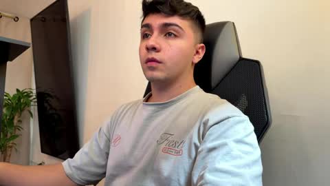 aron__cooper online show from May 22, 2026, 2:22 pm