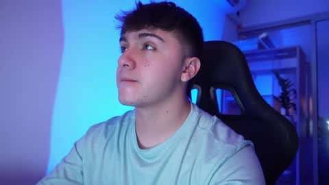 aron__cooper online show from June 3, 2026, 5:40 pm