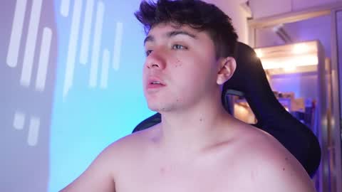 aron__cooper online show from June 6, 2026, 1:43 am