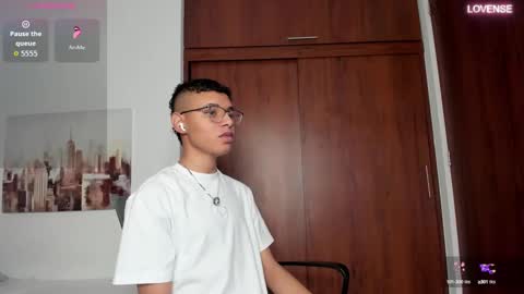 aron_pipeer online show from September 15, 2025, 10:48 am