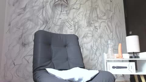   online show from October 3, 2025, 11:18 am