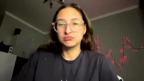 Mia  online show from March 30, 2026, 3:24 pm