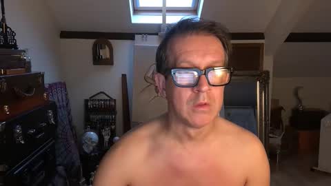 Snapshot of artisterotic chatting on November 16, 2025, 8:31 am artisterotic online show from November 16, 2025, 8:31 am