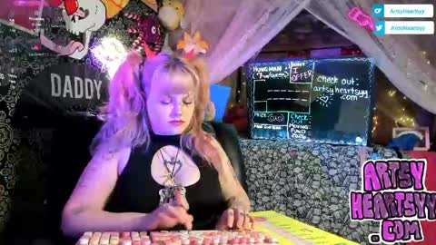 Snapshot of artsyheartsyy chatting on April 25, 2026, 1:19 am ArtsyHeartsyy online show from April 25, 2026, 1:19 am